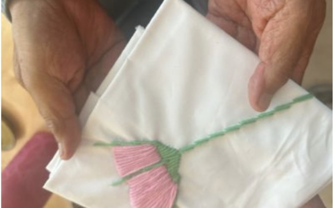 Rose per i bisognosi: la bellezza fiorisce nel Refettorio Ginevra