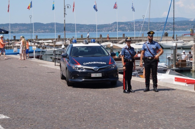 Rubano due biciclette elettriche a Sirmione: beccati mentre cercavano di forzare il lucchetto