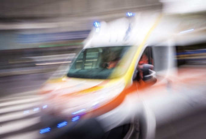 Scivola dalle scale e batte violentemente la testa: paura per un 75enne