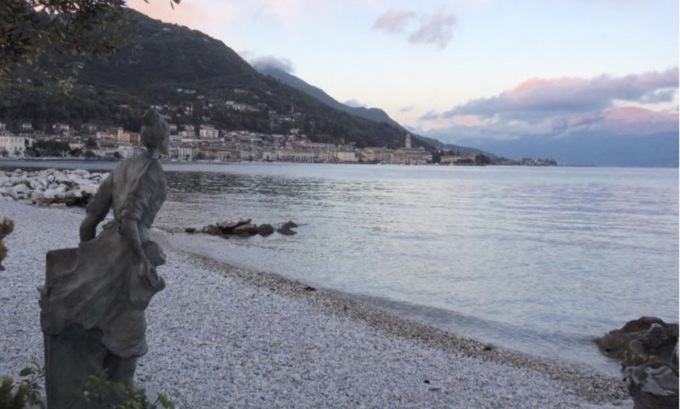 Alla Spiaggia Donna del Lago a Salò la presentazione di “Profumo di caffè”