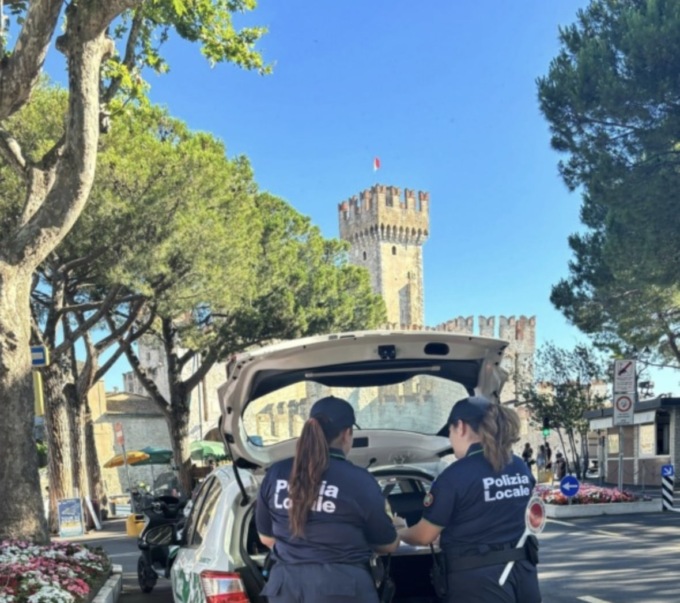 Urta con l’auto un ciclista e se ne va: scattano denuncia e ritiro della patente