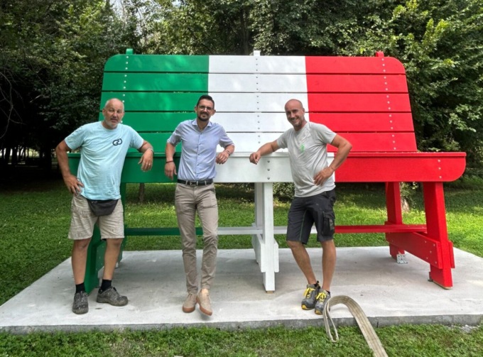 Una panchina tricolore gigante per non dimenticare