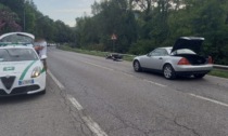 Auto tampona moto a Roé Volciano, paura per un biker 45enne