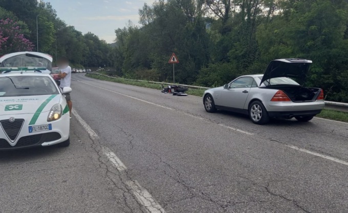 Auto tampona moto a Roé Volciano, paura per un biker 45enne