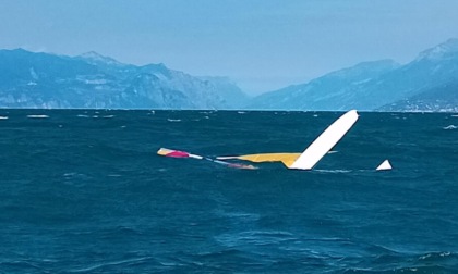 Catamarano capovolto a Sirmione: la Guardia Costiera mette in salvo i due turisti tedeschi