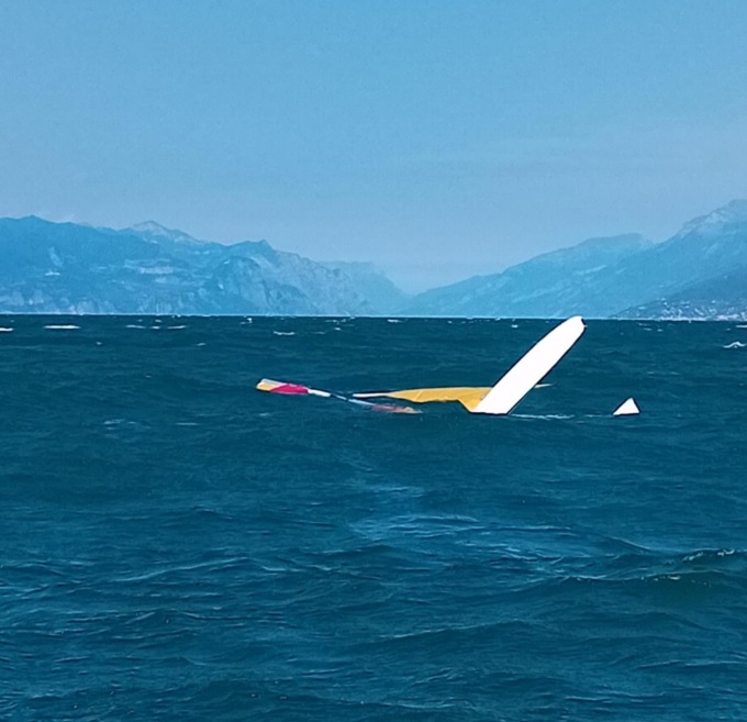 Catamarano capovolto a Sirmione: la Guardia Costiera mette in salvo i due turisti tedeschi