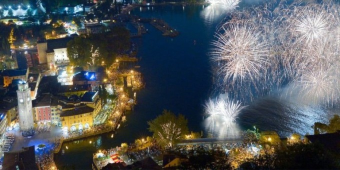 Fuochi d’artificio sul Lago di Garda, ecco tutti gli appuntamenti da non perdere