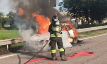 Auto in fiamme, al lavoro i Vigili del fuoco con gli schiumogeni