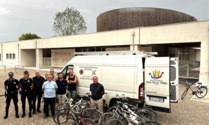 23 biciclette e 750 paia di calze donate alla Casa della Carità parrocchiale di Rezzato