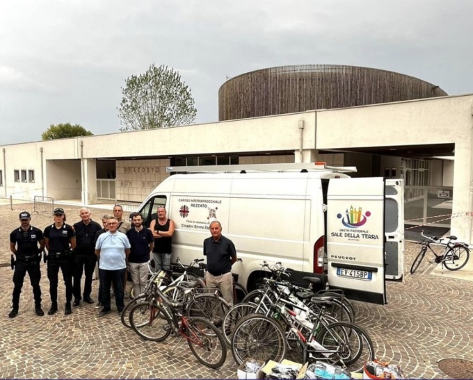 23 biciclette e 750 paia di calze donate alla Casa della Carità parrocchiale di Rezzato
