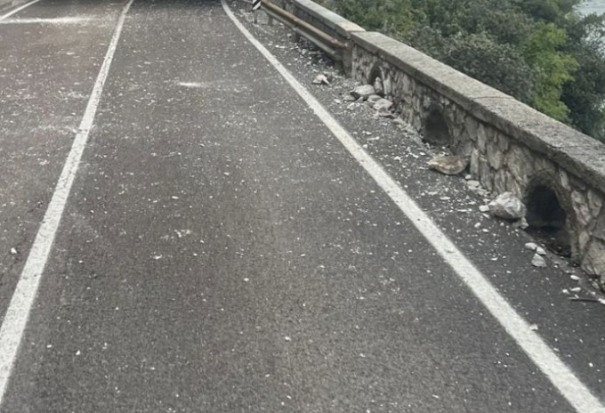 45bis, smottamento tra Limone e Riva del Garda: strada chiusa