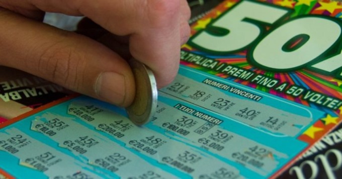 Superenalotto: vince 10mila euro ma ancora non ha ritirato il premio