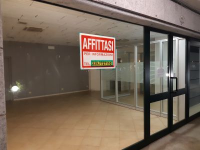 Bando negozi sfitti: niente tari e tassa insegna