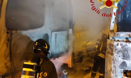 A fuoco due autoarticolati in serata: intervengono i Vigili del Fuoco