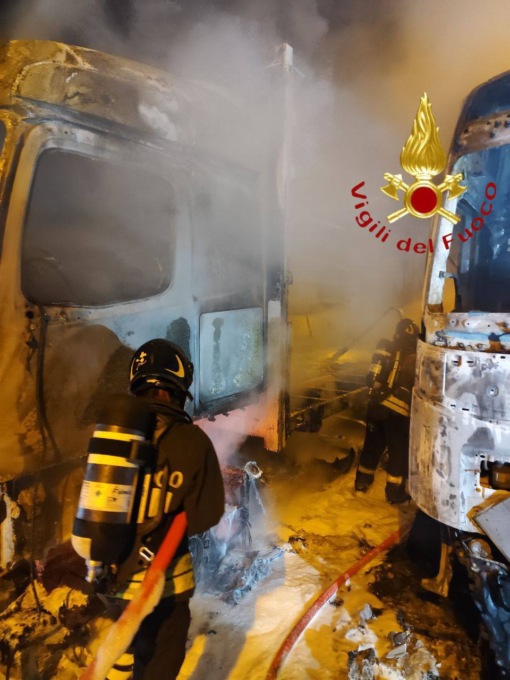 A fuoco due autoarticolati in serata: intervengono i Vigili del Fuoco