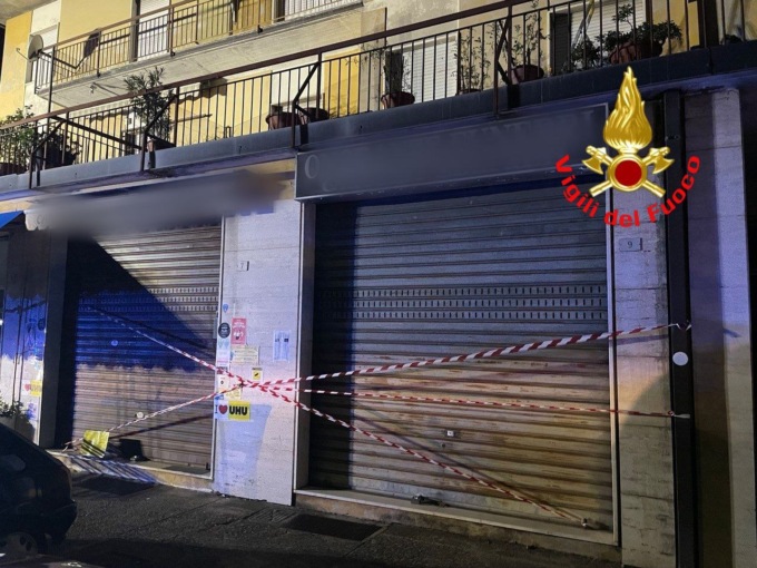 A fuoco un’autorimessa, quattro famiglie hanno passato la notte fuori casa