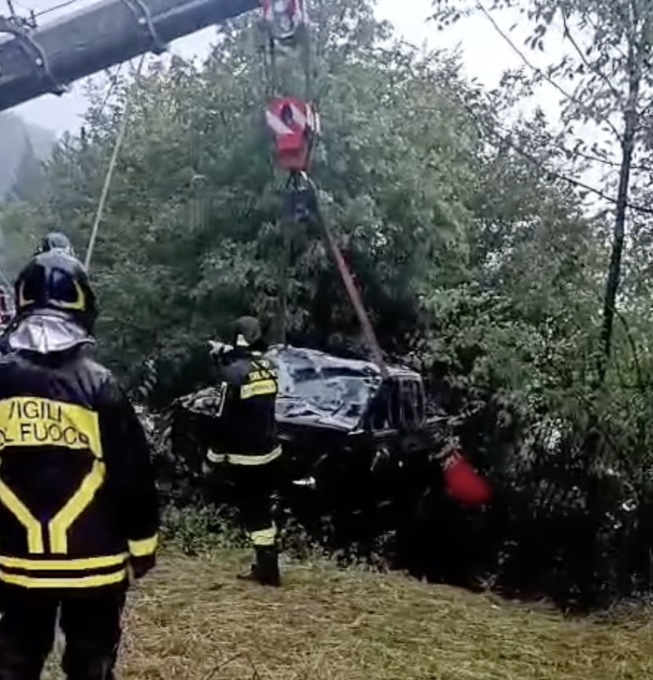 Anfo: va fuori strada con l’auto e finisce in una scarpata