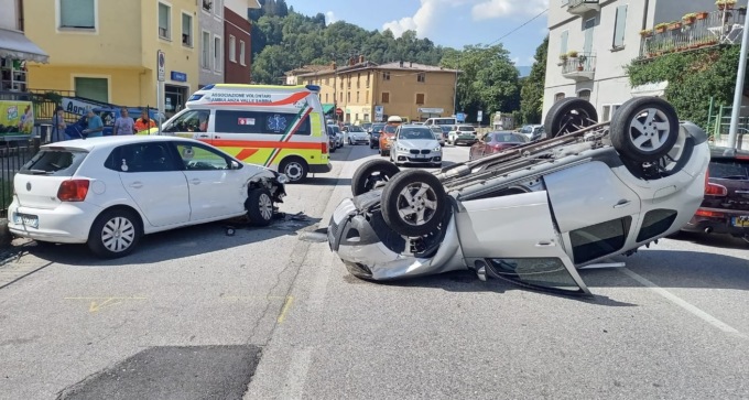 Auto a ruote all’aria a Vestone, paura in tarda mattinata