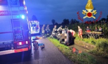 Auto finisce in un canale d'acqua, intervengono i Vigili del Fuoco