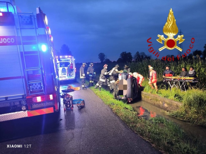 Auto finisce in un canale d’acqua, intervengono i Vigili del Fuoco