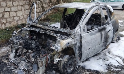 Barghe: giovane alla guida dell'auto che improvvisamente va in fiamme