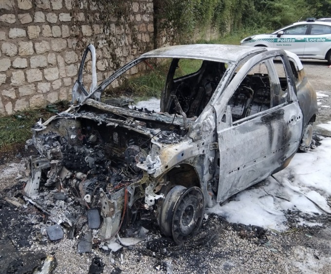 Barghe: giovane alla guida dell’auto che improvvisamente va in fiamme