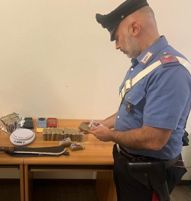 Beccati a vendere droga nel parcheggio del supermercato: in manette sei uomini e una donna