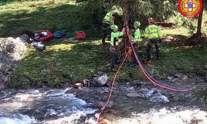 Cade mentre va a funghi, per il trasporto allestita una teleferica di attraversamento del fiume