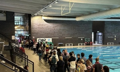 Caos iscrizioni alla piscina di Mompiano: ore di coda e in fila dall'alba