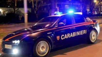 Scambia i carabinieri per truffatori e spara un colpo di fucile: caos a Mazzano
