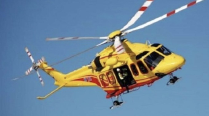 Cerca di allacciarsi abusivamente alla rete elettrica e rimane folgorato: 40enne in gravi condizioni