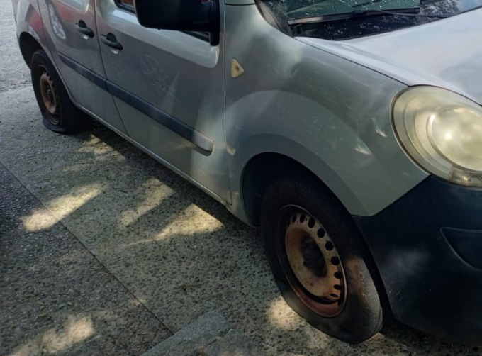 Cologne: gli spostano il motorino parcheggiato male, lui taglia le gomme a un furgone