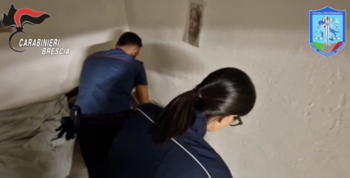 Droga nascosta nei cioccolatini e telefoni cellulari in carcere: 13 in manette tra cui un agente della Polizia Penitenziaria