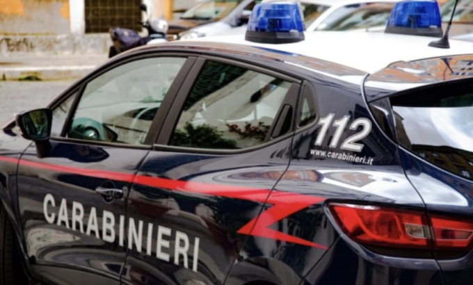 Due minori tentano di rubare all’interno di un’auto, proprietario preso a pugni