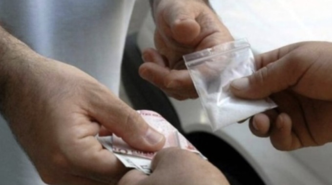 Fermo in sosta con l’auto, scappa alla vista dei carabinieri: arrestato per spaccio