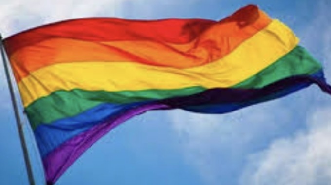 Giornata Internazionale della Pace, bandiera esposta sotto il portico di Palazzo Loggia