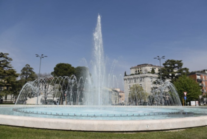 Giornata Mondiale per la prevenzione del suicidio: la fontana di Piazza Repubblica si illumina di blu
