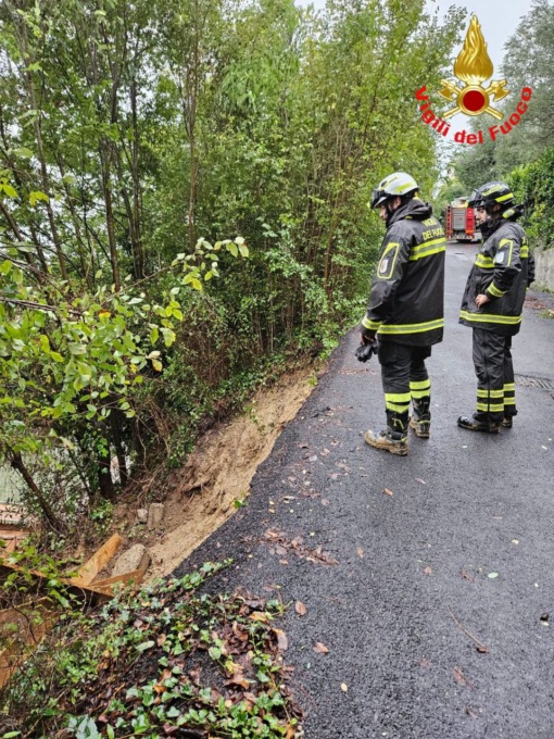 Maltempo sul Garda: cede il manto stradale vicino a due case
