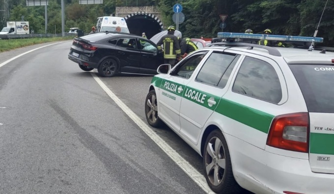 Mattinata di passione sulla 45 bis per doppio incidente sversamento di gasolio