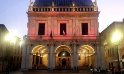 Palazzo Loggia in rosso per la Giornata mondiale per l'eliminazione delle armi nucleari