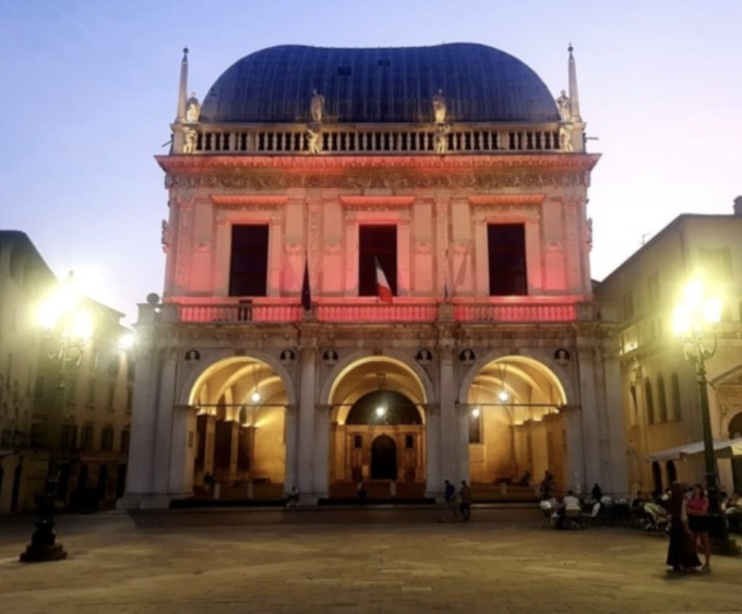 Palazzo Loggia si illumina di rosso per “Cities for Life”