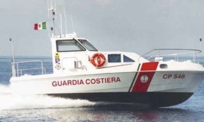 Rinvenuti gli indumenti di un pescatore sulla spiaggia, in corso le ricerche della Guardia Costiera di Salò