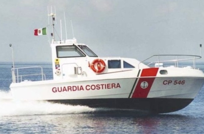 Rinvenuti gli indumenti di un pescatore sulla spiaggia, in corso le ricerche della Guardia Costiera di Salò