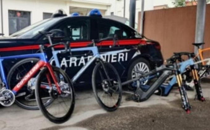 Rubano biciclette di valore e le nascondo nei boschi: fermati tre soggetti