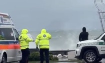 Tempesta sul lago, sportivo aggrappato al wing foil salvato dalla Guardia Costiera