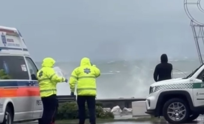 Tempesta sul lago, sportivo aggrappato al wing foil salvato dalla Guardia Costiera