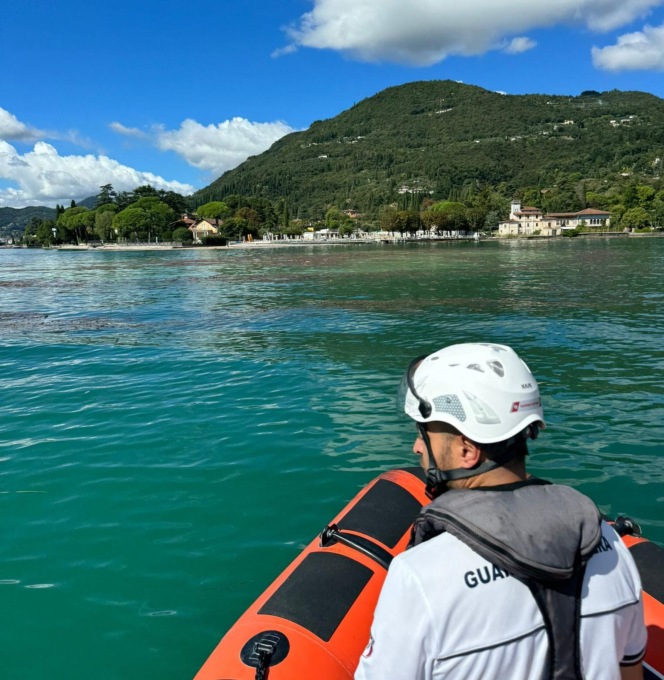 Tronchi galleggianti tra Toscolano Maderno e Salò: la Guardia Costiera invita alla cauta navigazione