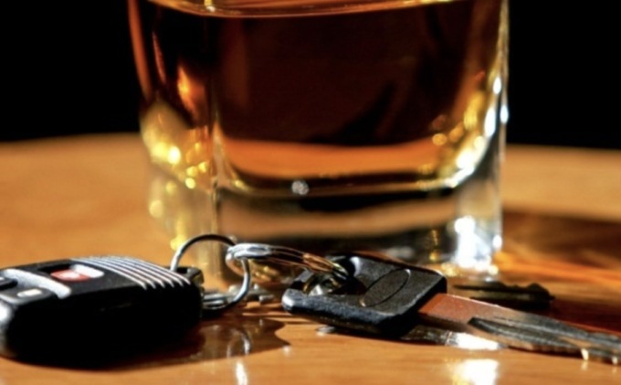 Al volante ubriaco, invade l’opposta corsia e danneggia una casa: patente sospesa