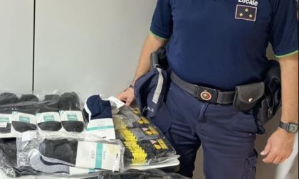 Vende abbigliamento senza alcuna autorizzazione: scatta il sequestro