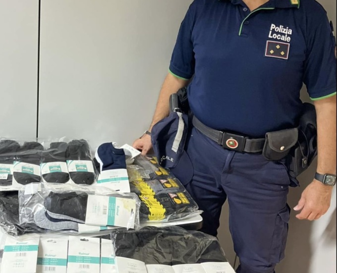Vende abbigliamento senza alcuna autorizzazione: scatta il sequestro